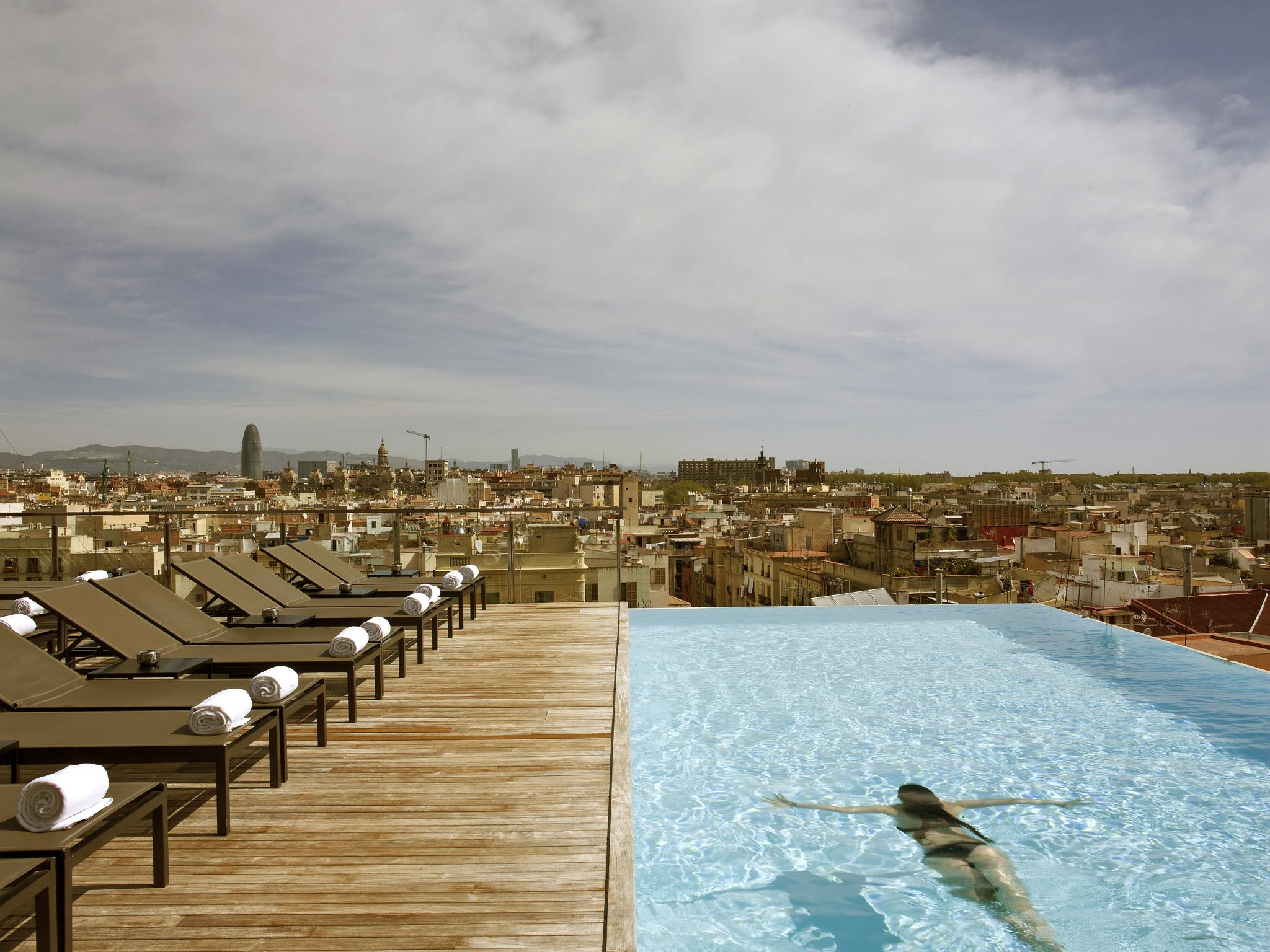 Grand Hotel Central, Small Luxury Hotels Barcelona Ngoại thất bức ảnh Rooftop pool at Hotel W Barcelona