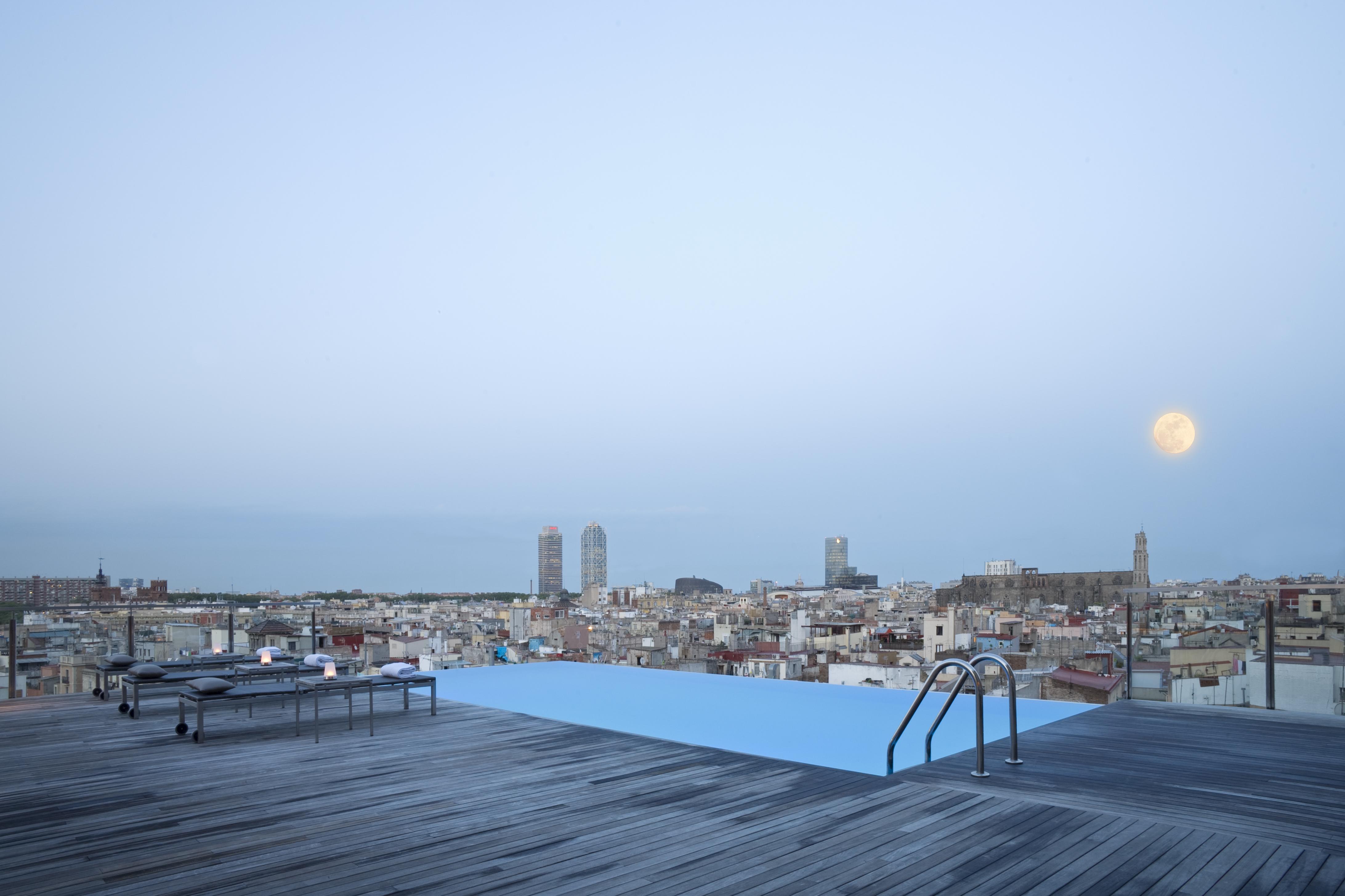 Grand Hotel Central, Small Luxury Hotels Barcelona Ngoại thất bức ảnh Rooftop pool at Hotel W Barcelona