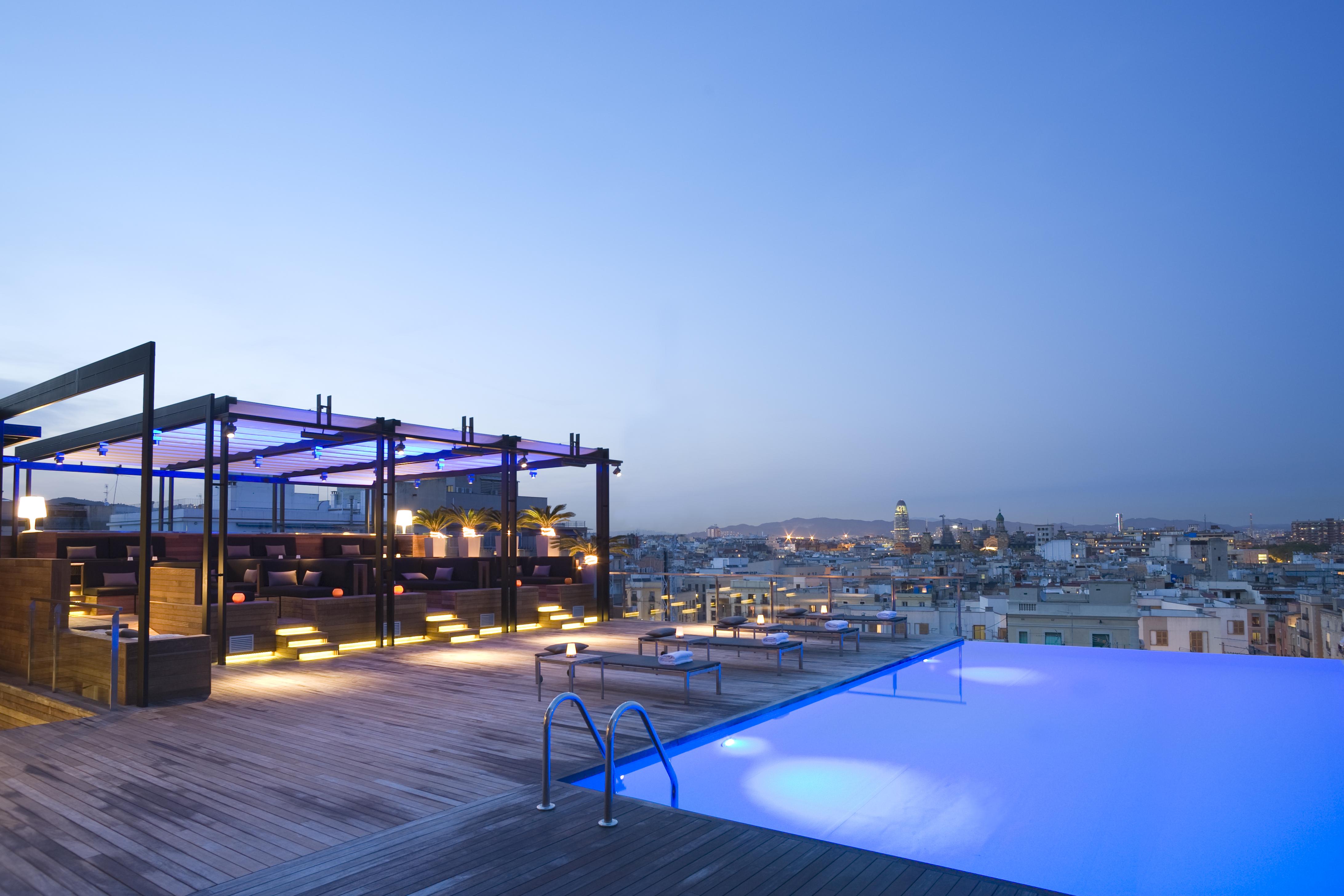 Grand Hotel Central, Small Luxury Hotels Barcelona Ngoại thất bức ảnh The rooftop pool at the hotel
