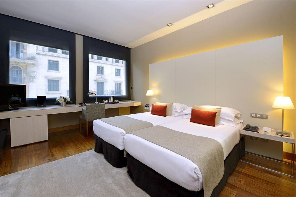 Grand Hotel Central, Small Luxury Hotels Barcelona Ngoại thất bức ảnh A room at the hotel