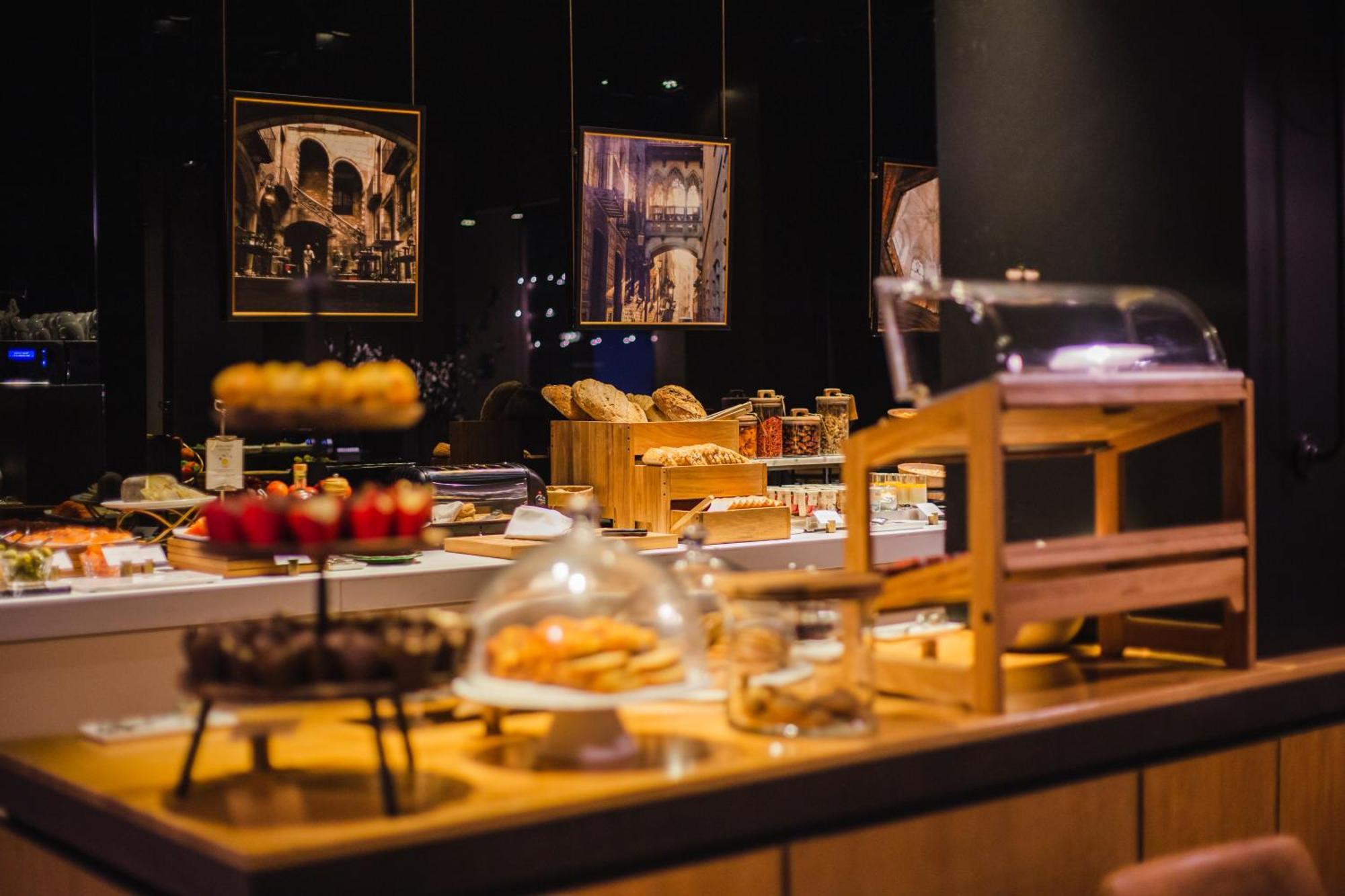 Grand Hotel Central, Small Luxury Hotels Barcelona Ngoại thất bức ảnh A buffet at a hotel