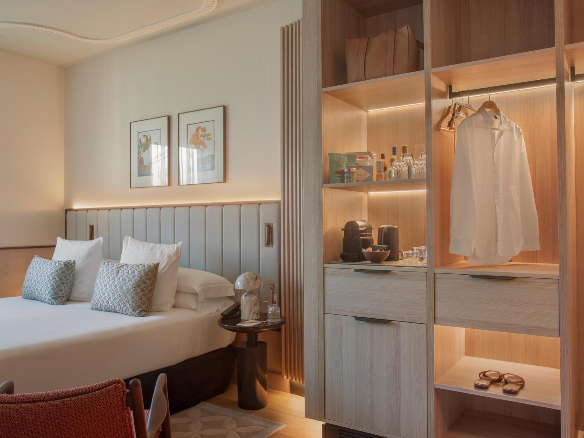 Grand Hotel Central, Small Luxury Hotels Barcelona Ngoại thất bức ảnh A bedroom at the hotel