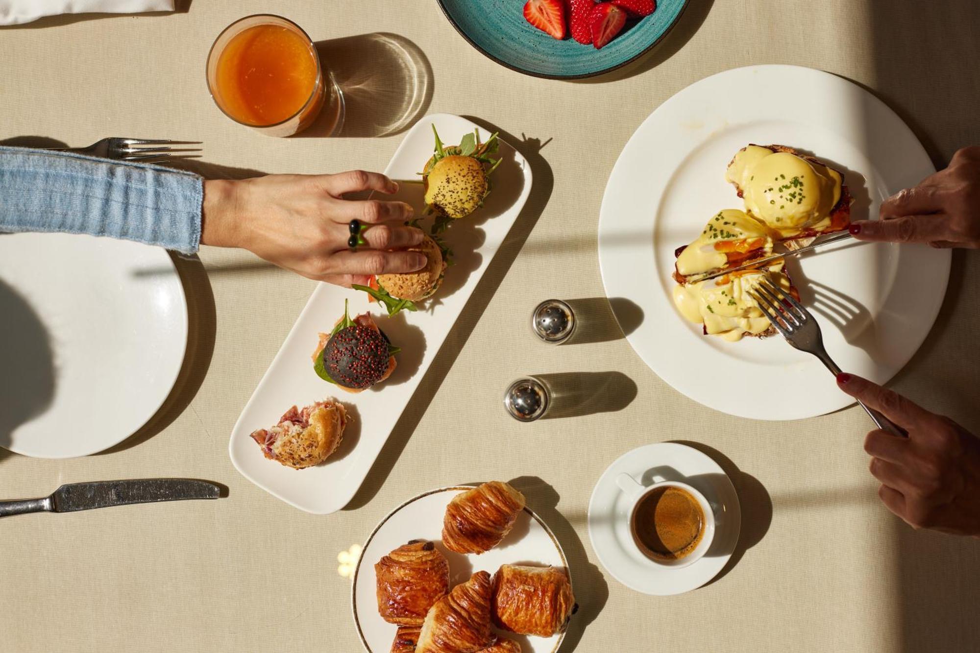 Grand Hotel Central, Small Luxury Hotels Barcelona Ngoại thất bức ảnh A selection of dishes at the restaurant