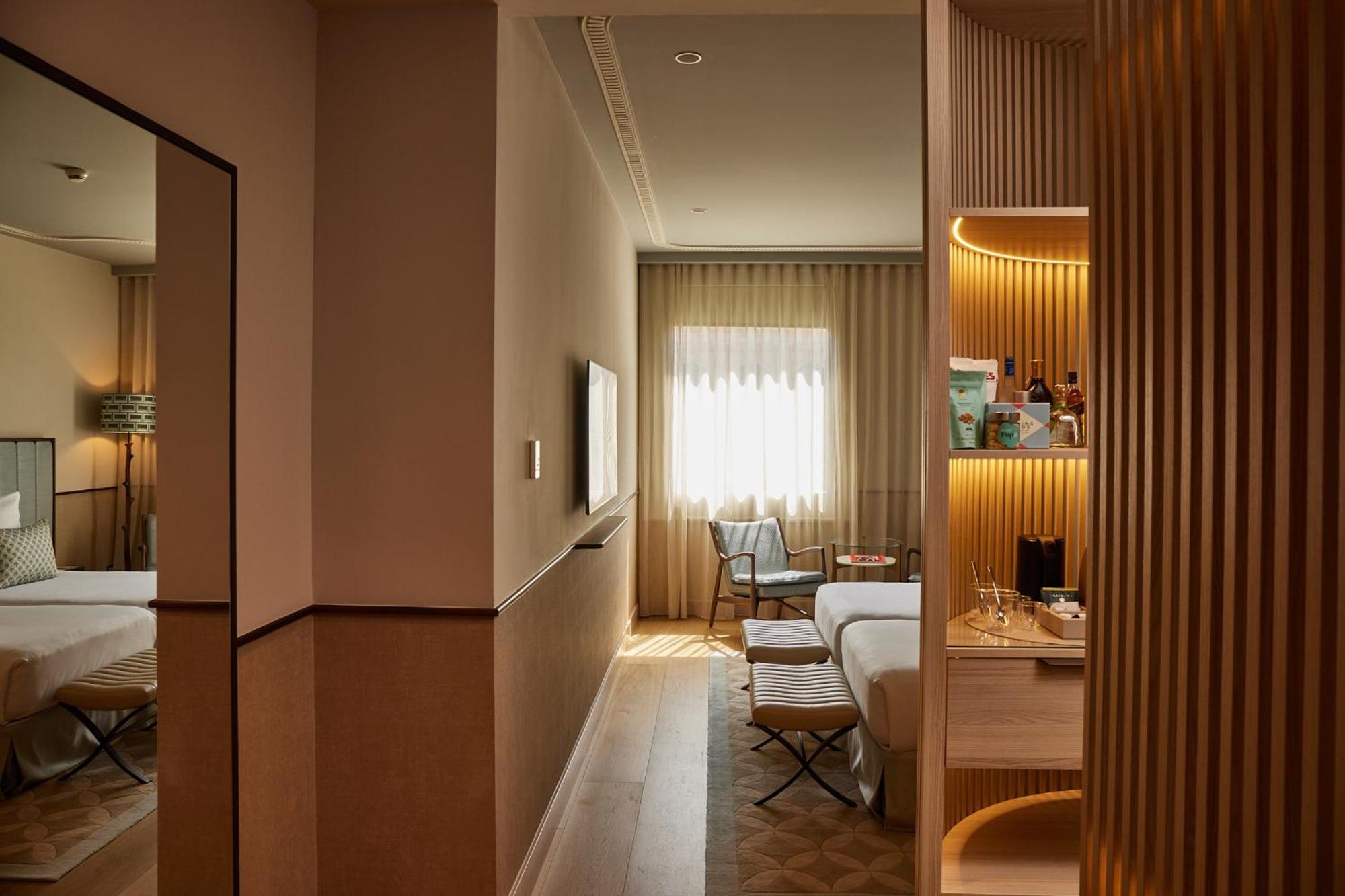 Grand Hotel Central, Small Luxury Hotels Barcelona Ngoại thất bức ảnh A room at the hotel
