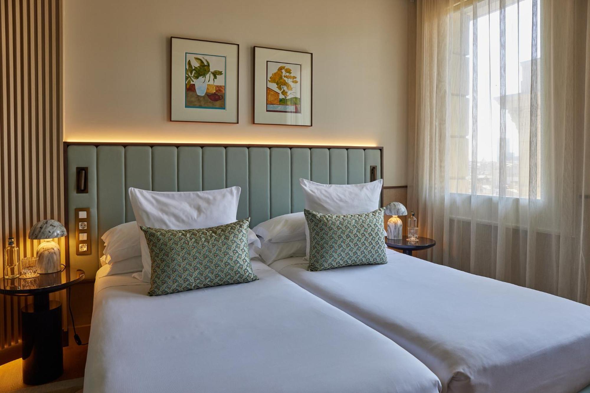 Grand Hotel Central, Small Luxury Hotels Barcelona Ngoại thất bức ảnh A room at the hotel