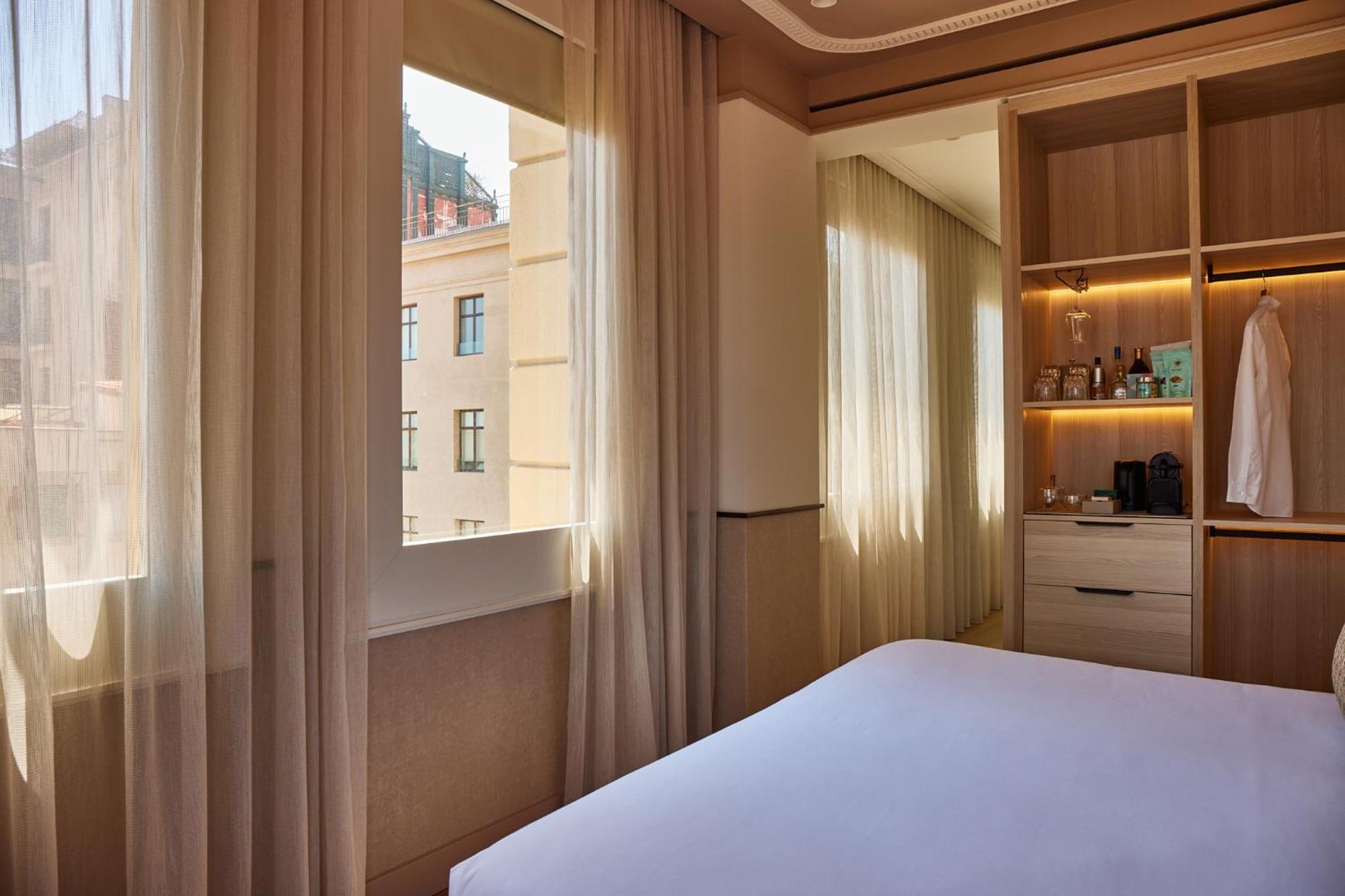 Grand Hotel Central, Small Luxury Hotels Barcelona Ngoại thất bức ảnh A bedroom at the hotel