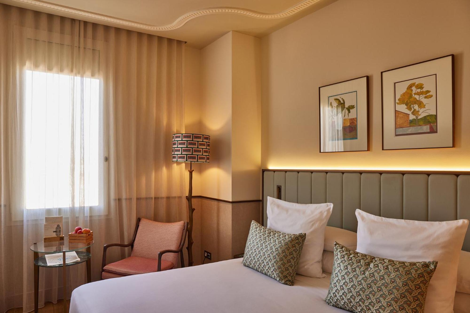 Grand Hotel Central, Small Luxury Hotels Barcelona Ngoại thất bức ảnh A room at the hotel