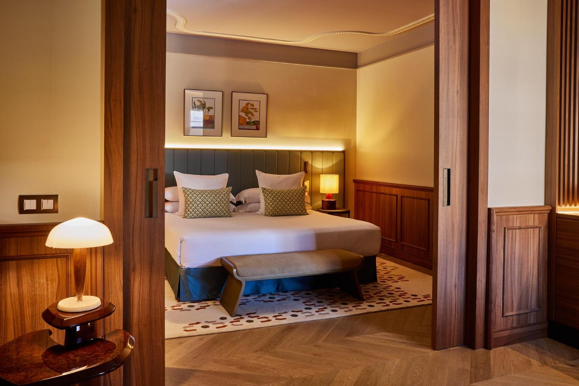 Grand Hotel Central, Small Luxury Hotels Barcelona Ngoại thất bức ảnh A bedroom at the hotel