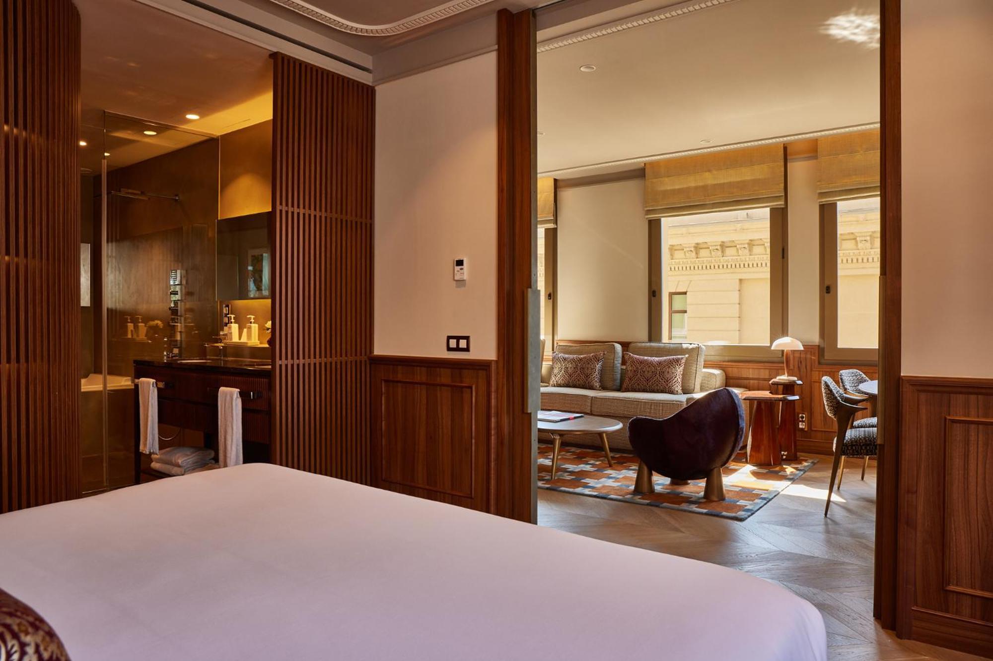 Grand Hotel Central, Small Luxury Hotels Barcelona Ngoại thất bức ảnh A suite at the hotel