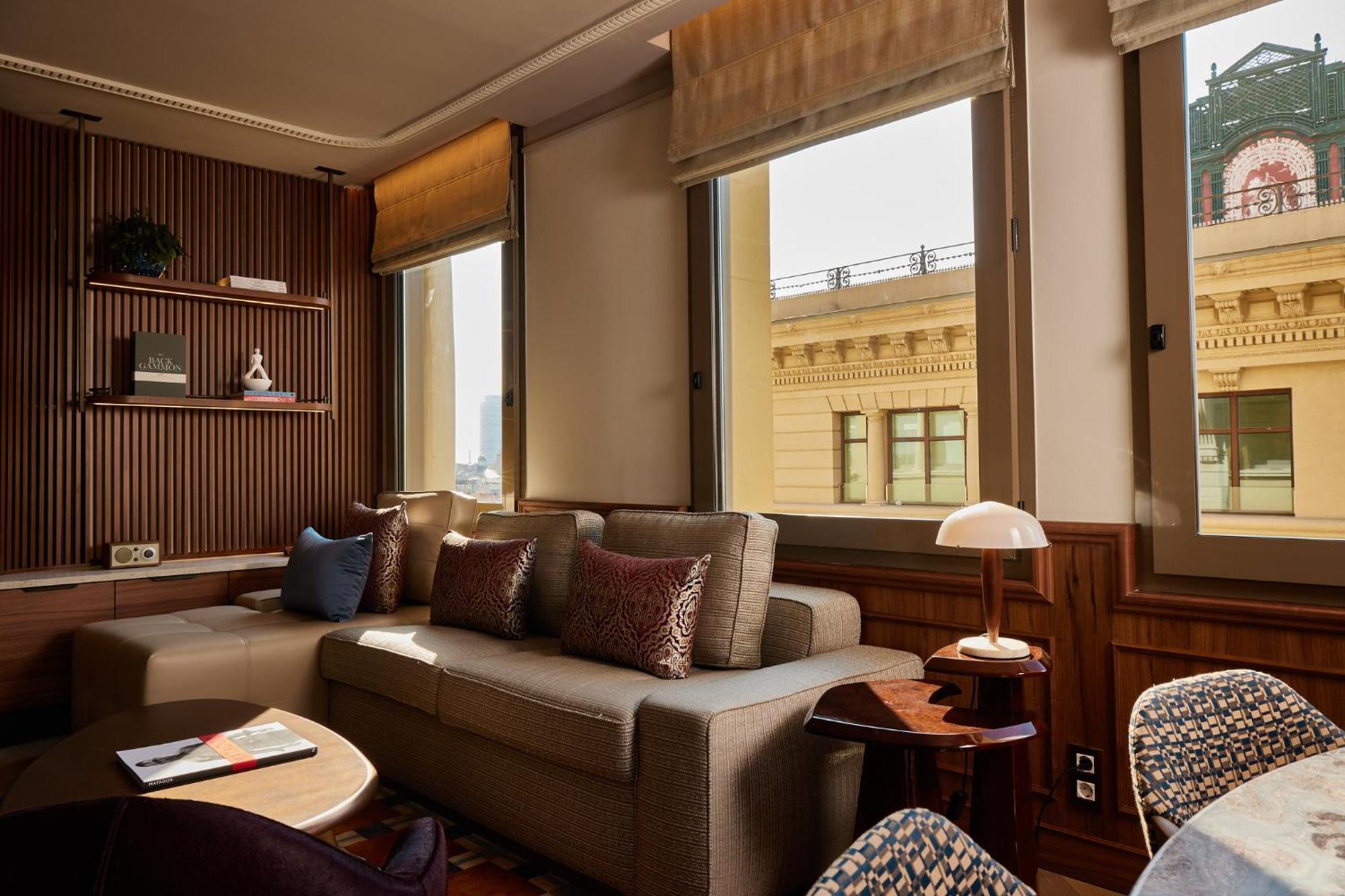 Grand Hotel Central, Small Luxury Hotels Barcelona Ngoại thất bức ảnh A suite at the Mandarin Oriental, Athens