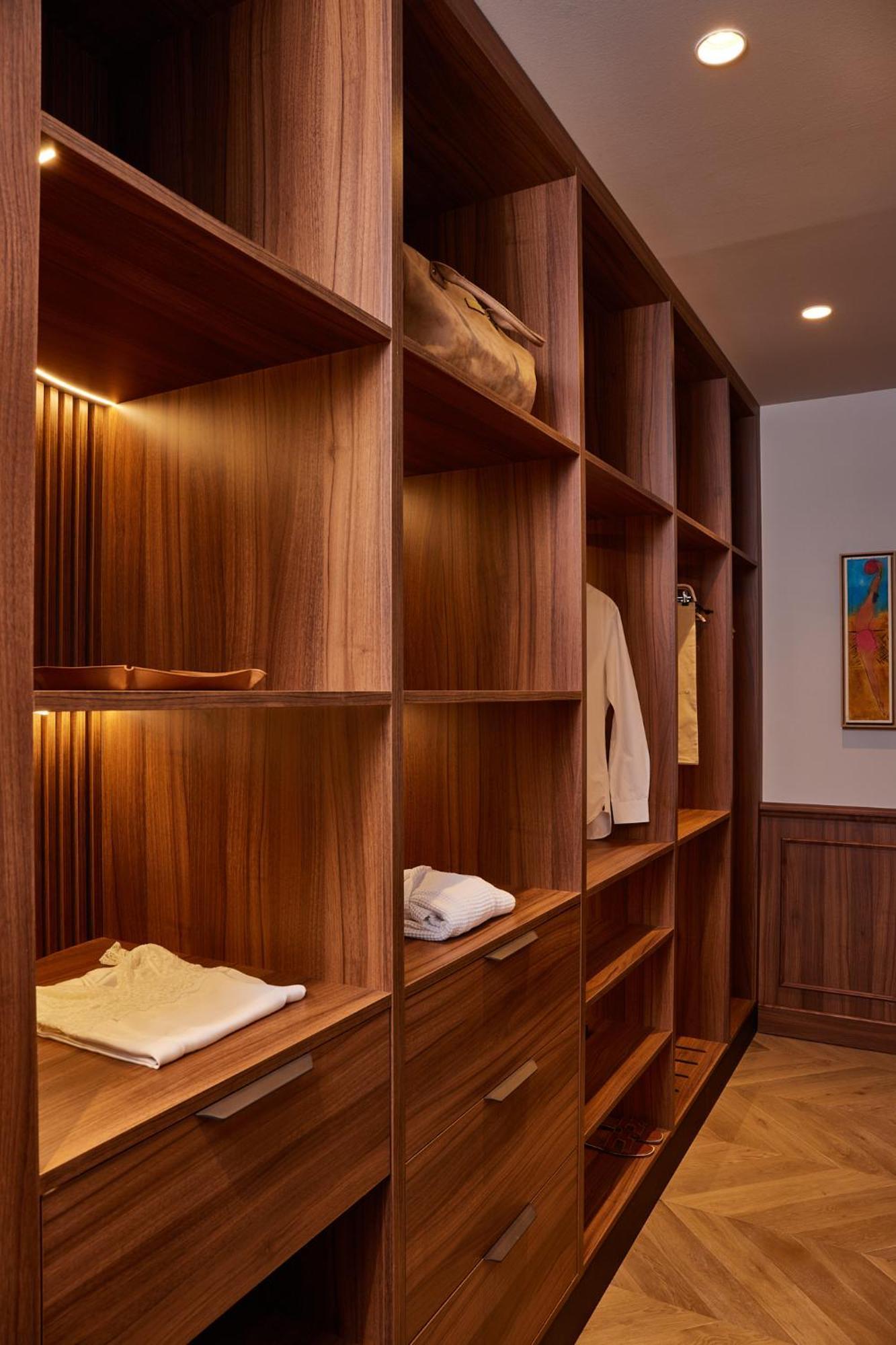 Grand Hotel Central, Small Luxury Hotels Barcelona Ngoại thất bức ảnh A walk-in wardrobe