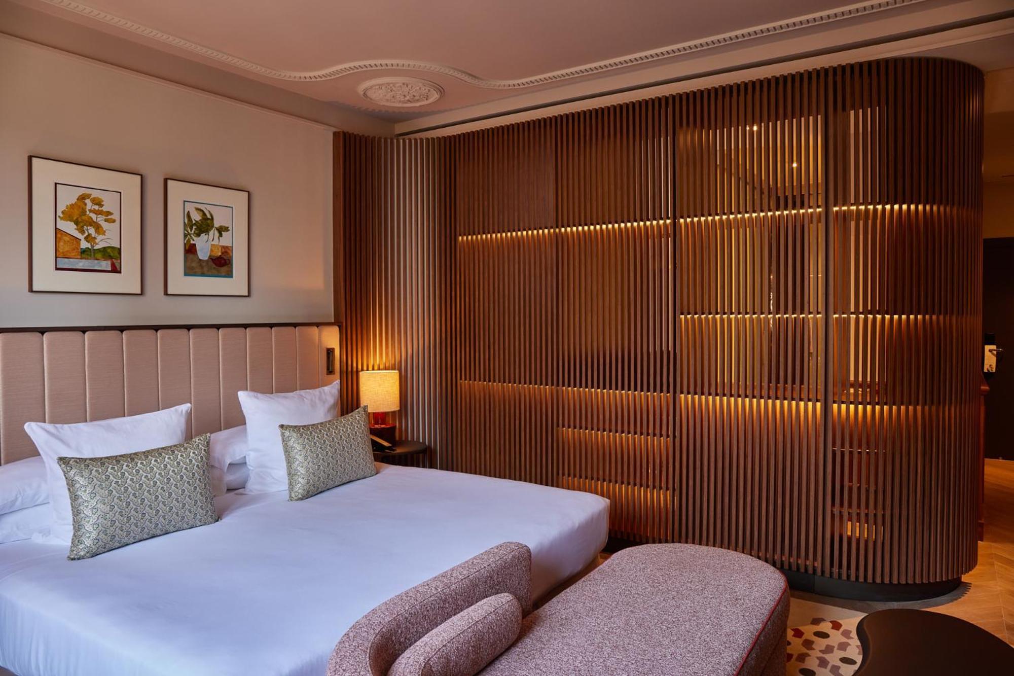 Grand Hotel Central, Small Luxury Hotels Barcelona Ngoại thất bức ảnh A room at the hotel