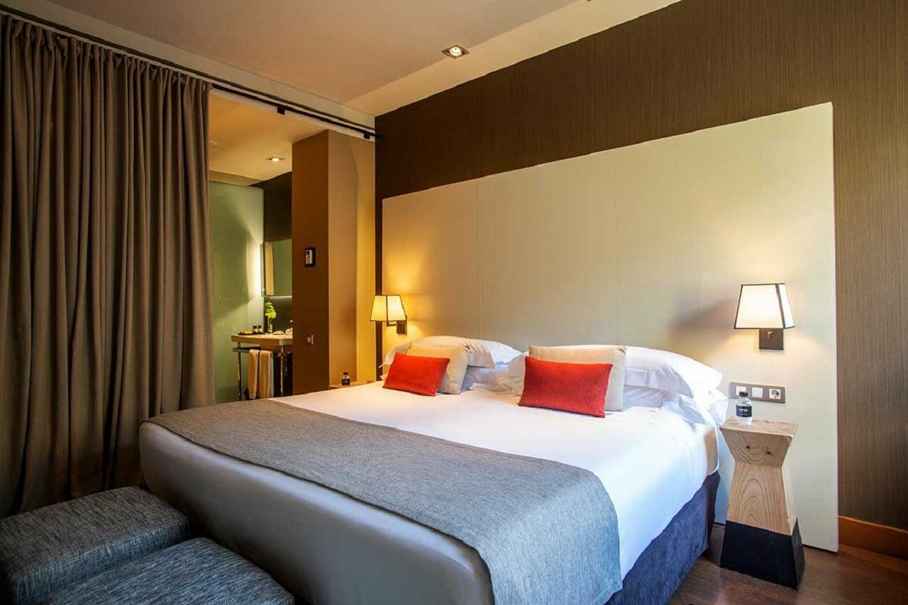Grand Hotel Central, Small Luxury Hotels Barcelona Ngoại thất bức ảnh A bedroom at the hotel